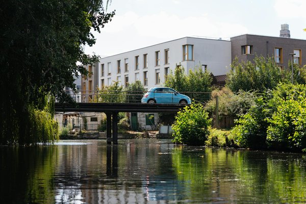 Hoe kan ik mijn reiskosten verlagen door gebruik te maken van fietsverhuur in Nederland?